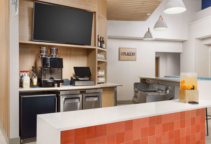 Отель Hyatt Place Across From Universal Orlando Resort