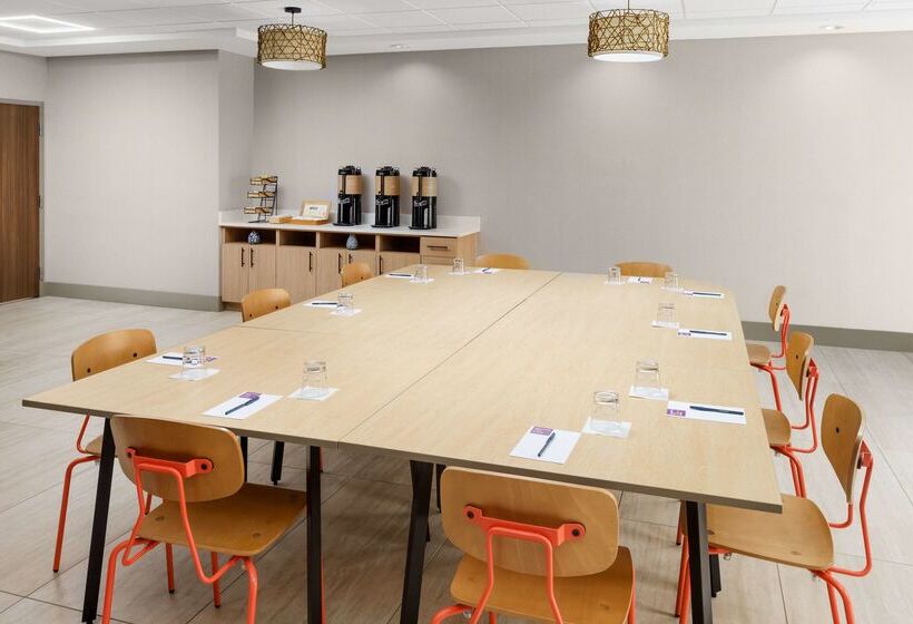 Отель Hyatt Place Across From Universal Orlando Resort