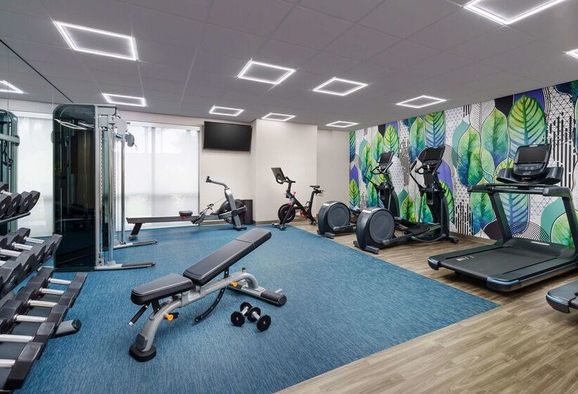 Отель Hyatt Place Across From Universal Orlando Resort