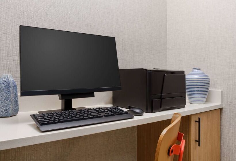 Отель Hyatt Place Across From Universal Orlando Resort