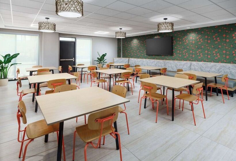 Отель Hyatt Place Across From Universal Orlando Resort