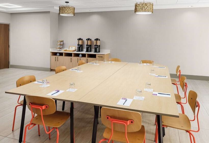 Отель Hyatt Place Across From Universal Orlando Resort