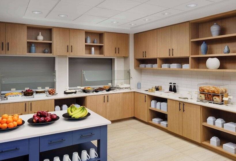 Отель Hyatt Place Across From Universal Orlando Resort