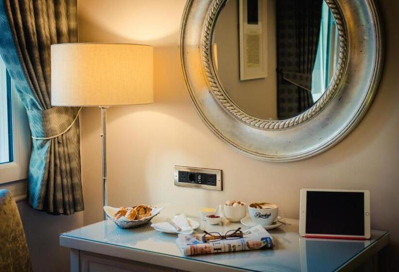 هتل Isaacs Cork City