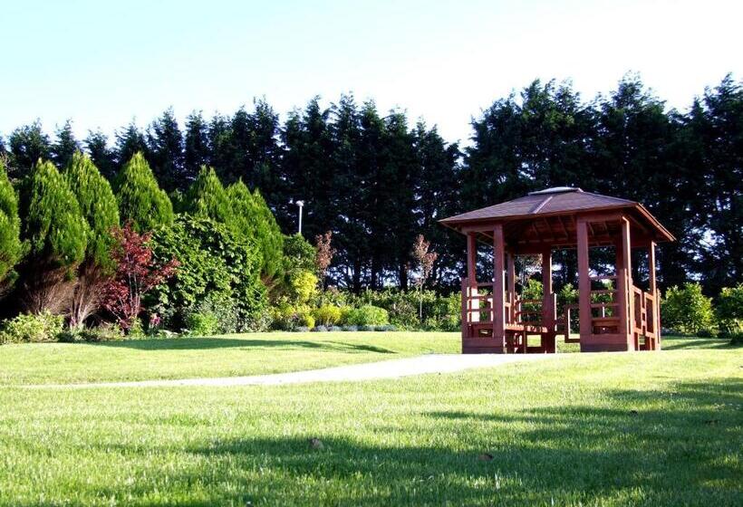 La Mon Hotel & Country Club