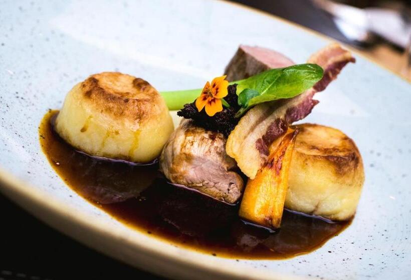 La Mon Hotel & Country Club