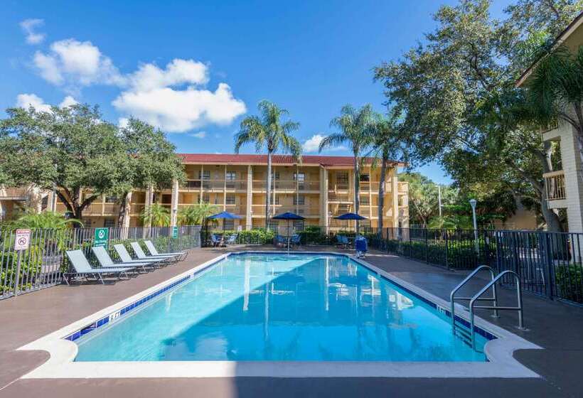 בית מלון כפרי La Quinta East Deerfield Beach   Boca Raton