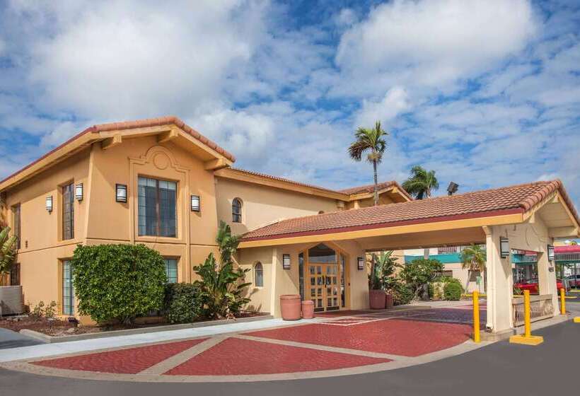 호텔 Baymont By Wyndham Fort Myers Central