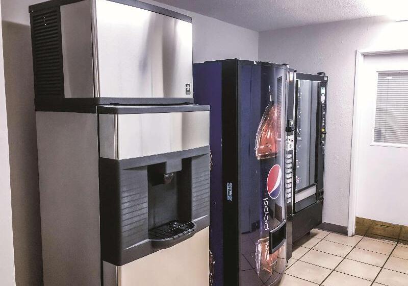 هتل La Quinta Inn By Wyndham Moline Airport