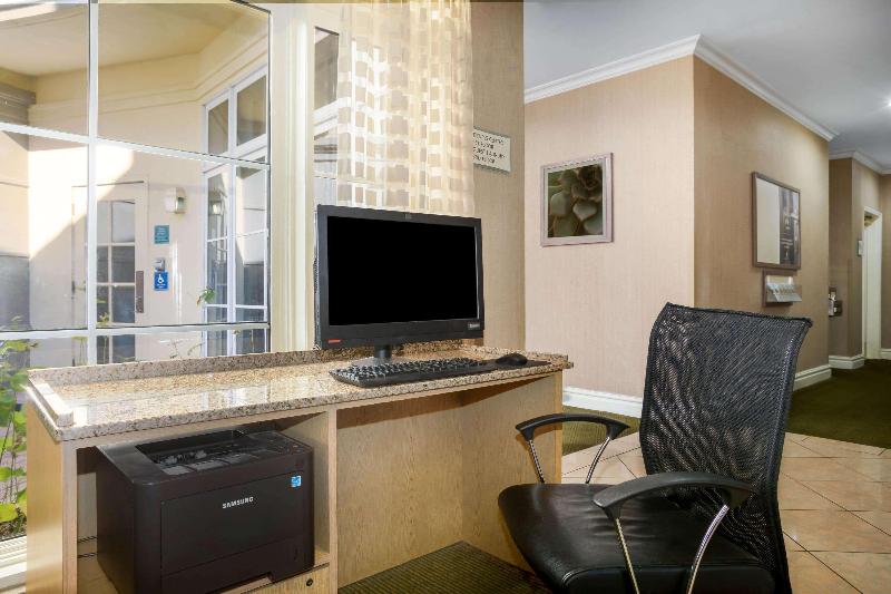 هتل La Quinta By Wyndham Austin Southwest