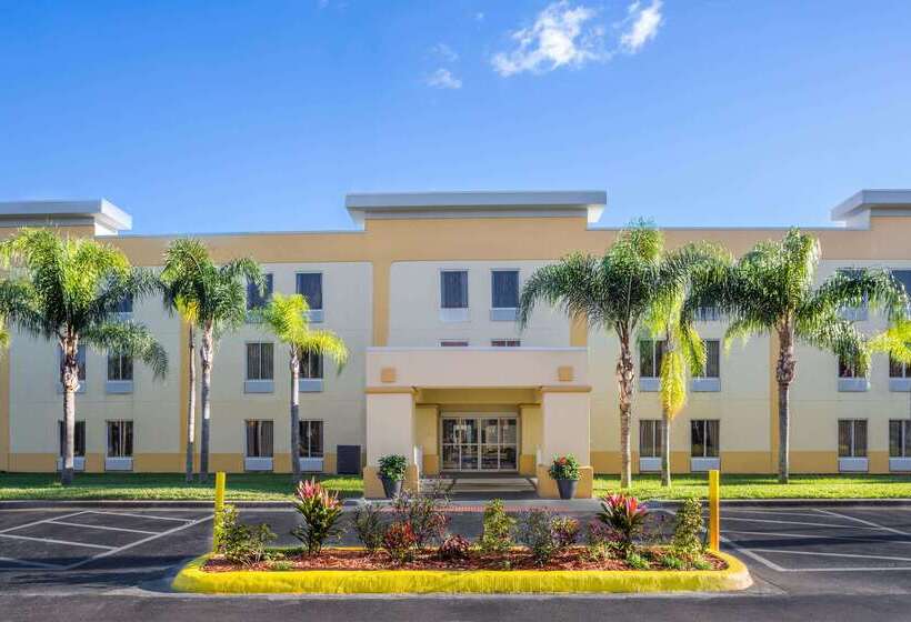 Отель La Quinta By Wyndham Orlando Universal Area   Free Shuttle To Universal