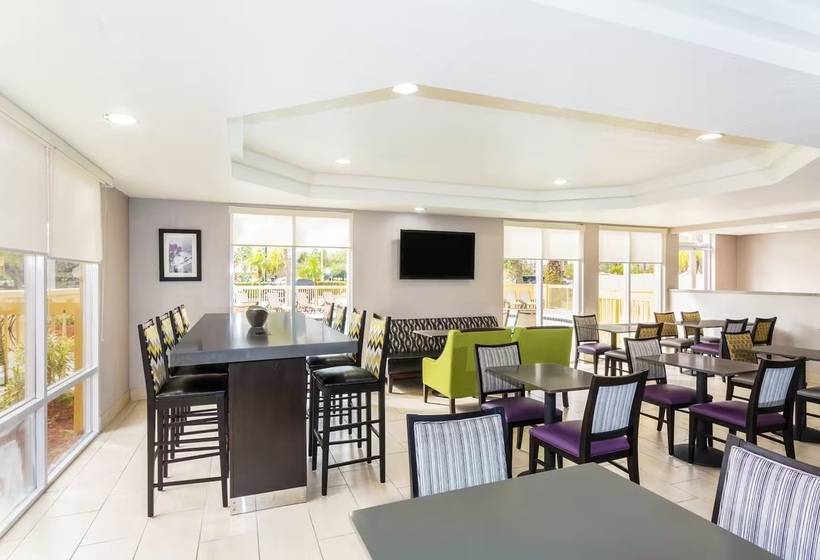 Отель La Quinta By Wyndham Orlando Universal Area   Free Shuttle To Universal