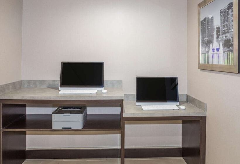 Отель La Quinta By Wyndham Orlando Universal Area   Free Shuttle To Universal