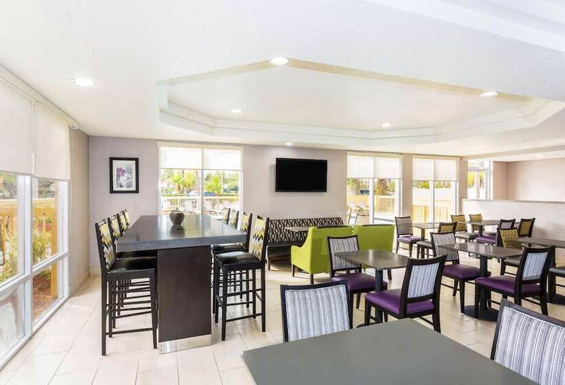 Отель La Quinta By Wyndham Orlando Universal Area   Free Shuttle To Universal