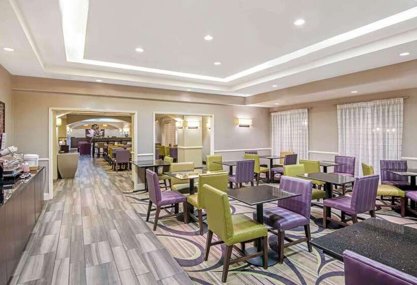 בית מלון כפרי La Quinta By Wyndham San Antonio Airport