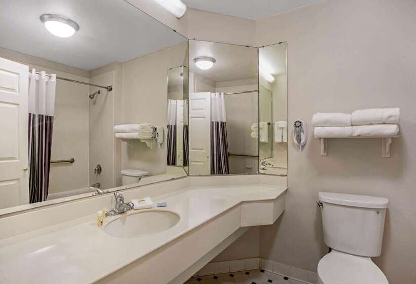 Отель La Quinta By Wyndham Winston Salem