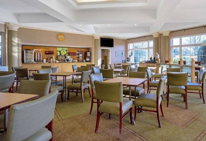 Отель La Quinta By Wyndham Winston Salem