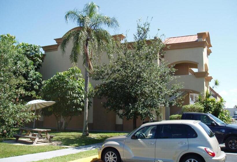 בית מלון כפרי Red Carpet Inn Airport Fort Lauderdale