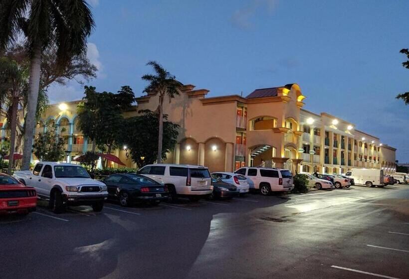 בית מלון כפרי Red Carpet Inn Airport Fort Lauderdale