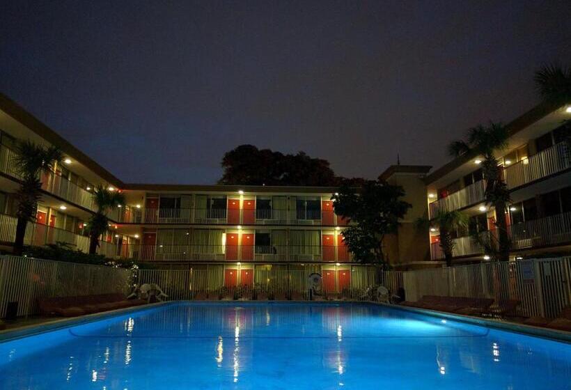 בית מלון כפרי Red Carpet Inn Airport Fort Lauderdale