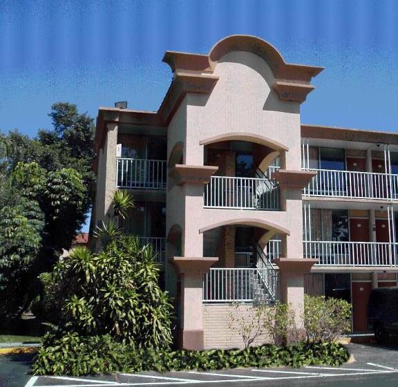 בית מלון כפרי Red Carpet Inn Airport Fort Lauderdale