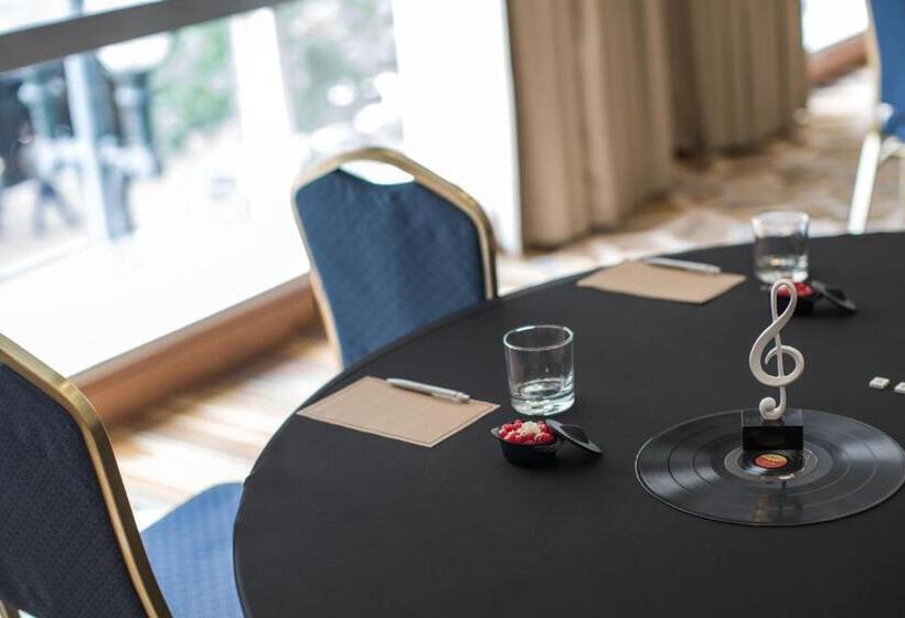 Отель Renaissance New Orleans Pere Marquette French Quarter Area