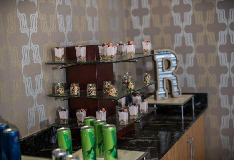 Отель Renaissance New Orleans Pere Marquette French Quarter Area