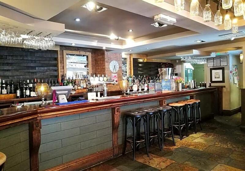 בית מלון כפרי Chapter House