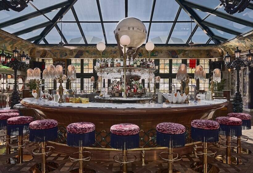 Lafayette Hotel & Club