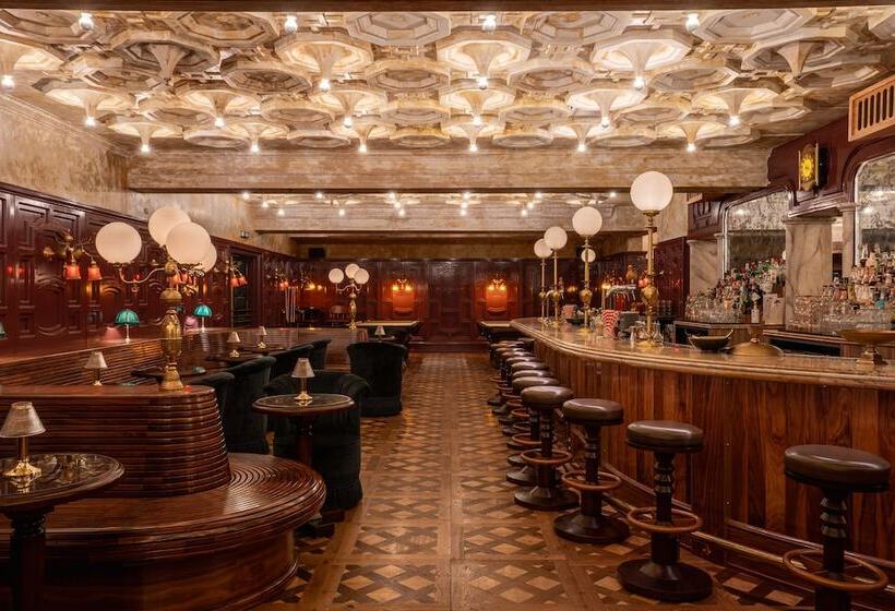 Lafayette Hotel & Club