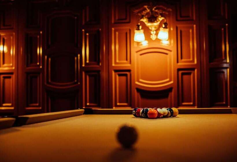 Lafayette Hotel & Club