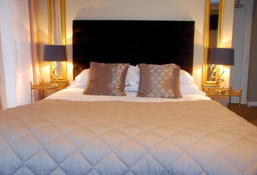 Отель The Metropole