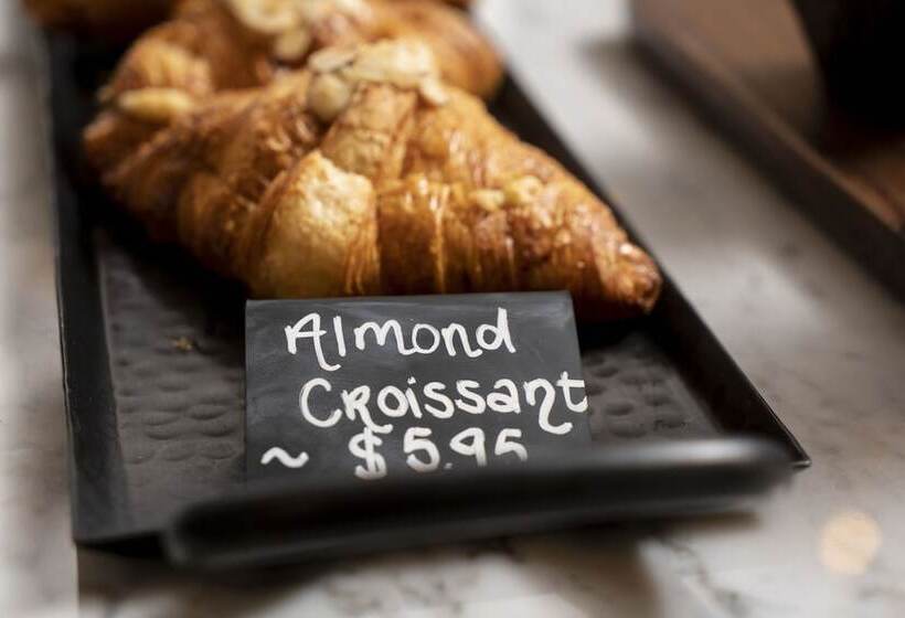 هتل Saint Clair   Magnificent Mile