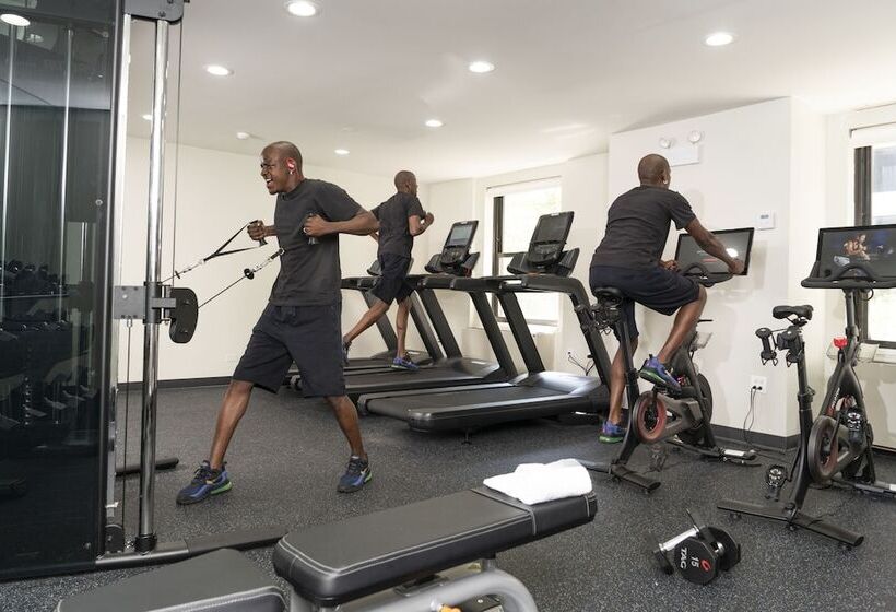 هتل Saint Clair   Magnificent Mile