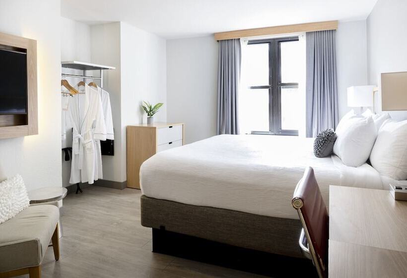 هتل Saint Clair   Magnificent Mile