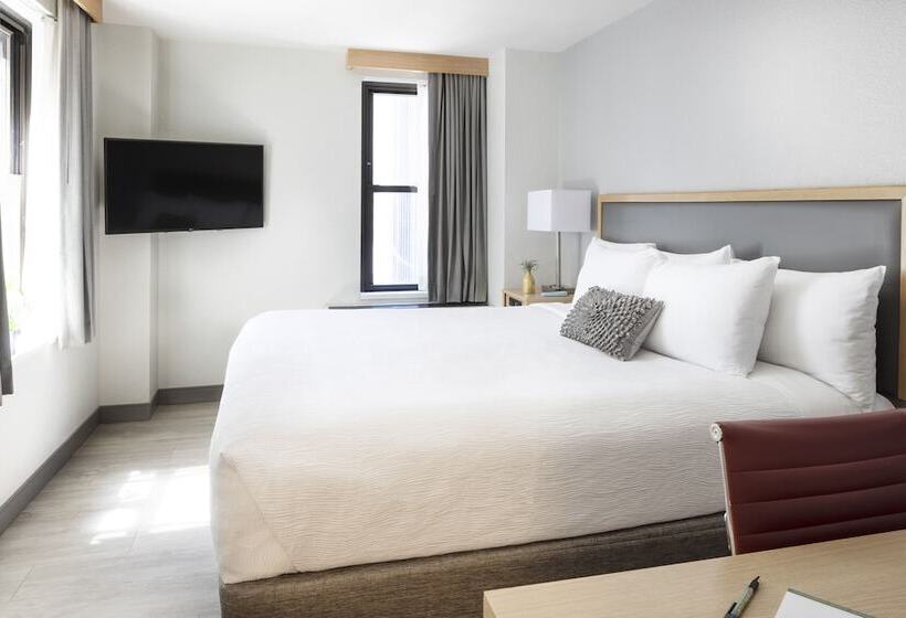 هتل Saint Clair   Magnificent Mile