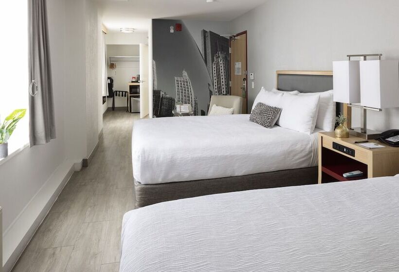 هتل Saint Clair   Magnificent Mile