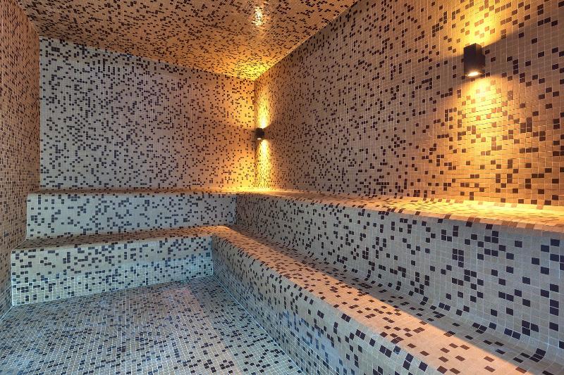 هتل The Views Monumental