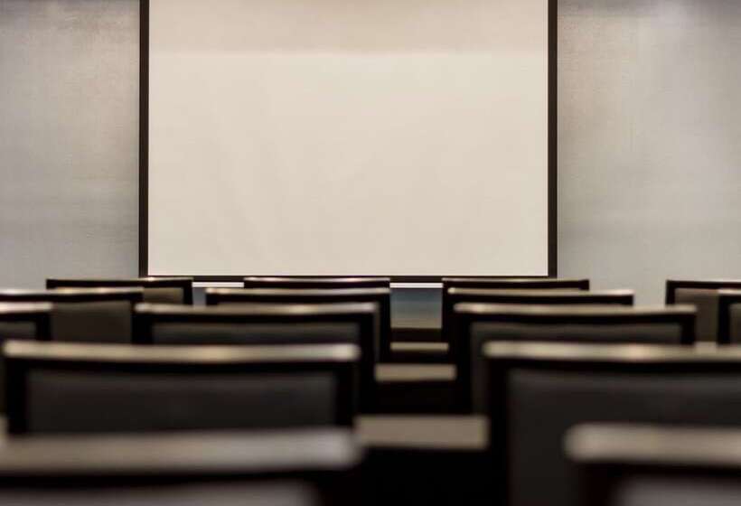 Отель Hampton Inn & Suites New Orleans Canal St. French Quarter