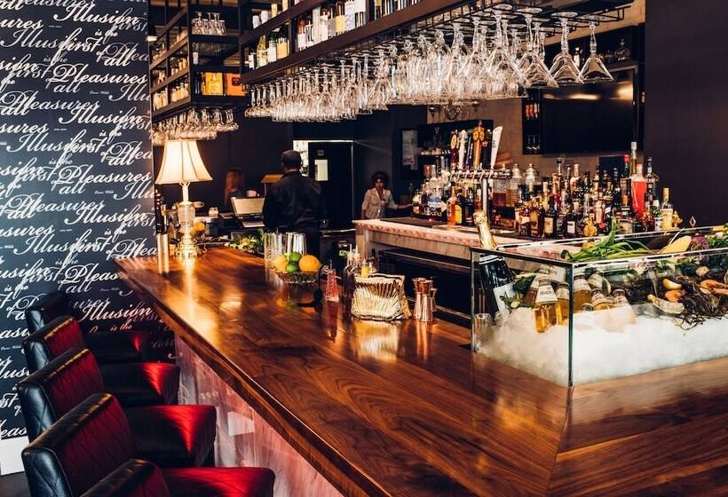 Отель Hampton Inn & Suites New Orleans Canal St. French Quarter