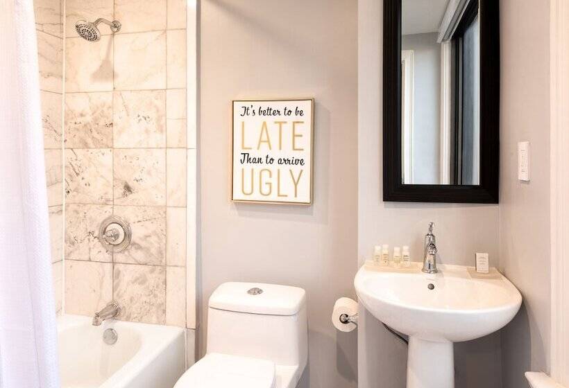 Отель Hampton Inn & Suites New Orleans Canal St. French Quarter