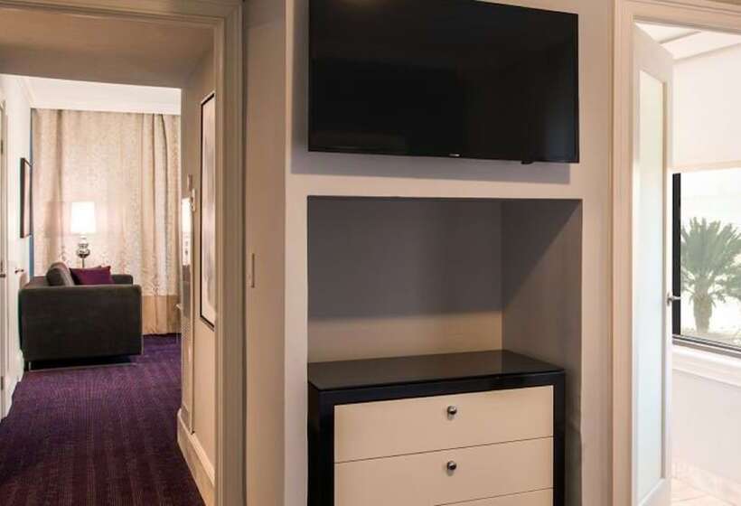 Отель Hampton Inn & Suites New Orleans Canal St. French Quarter