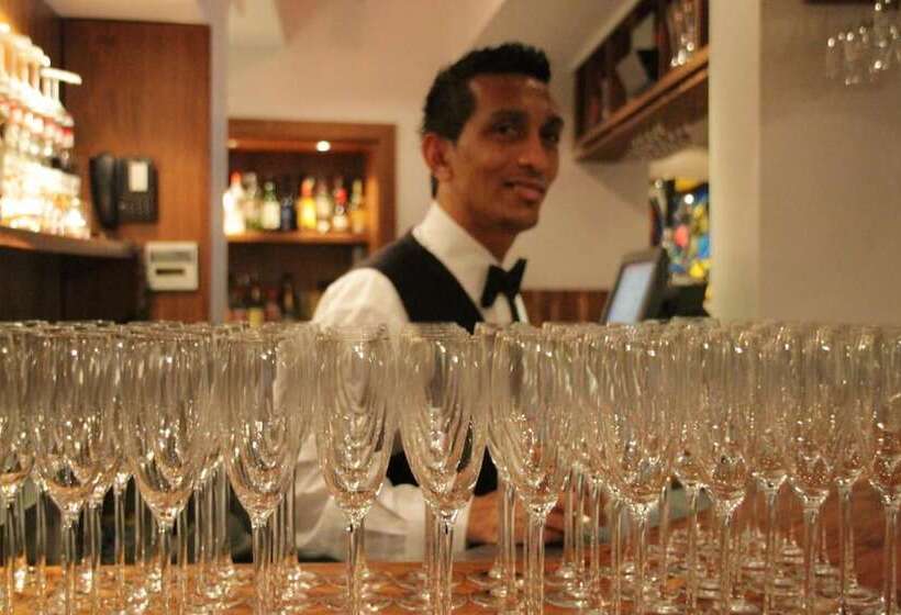 Отель Zuni Restaurant & Boutique