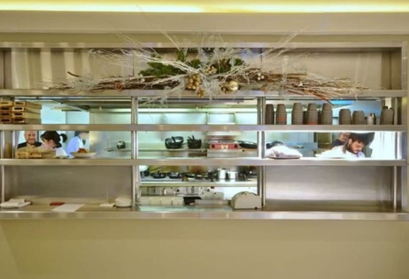 Отель Zuni Restaurant & Boutique