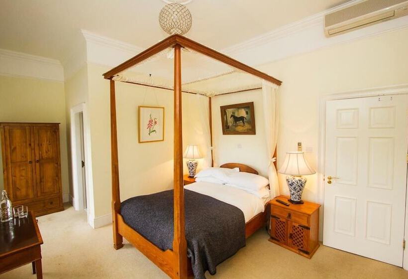 פנסיון Emlagh House