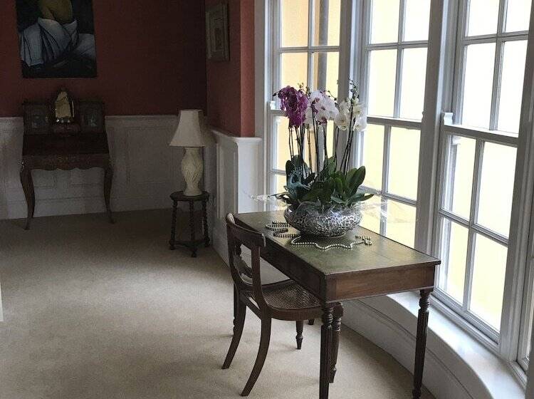 פנסיון Emlagh House