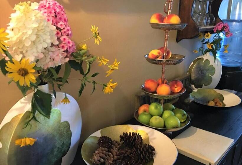 فندق صغير Center Lovell Inn