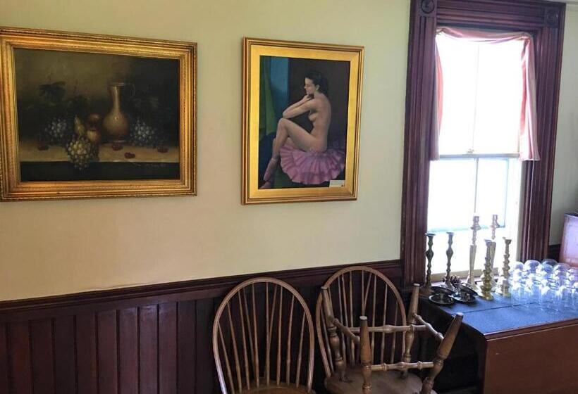 فندق صغير Center Lovell Inn