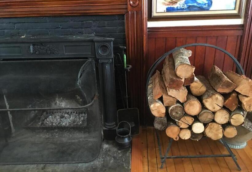 فندق صغير Center Lovell Inn