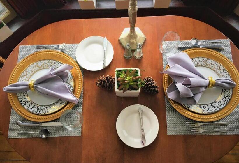 فندق صغير Center Lovell Inn